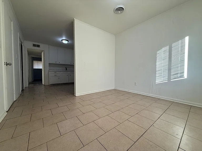 426 Brookview Dr — Photo 2