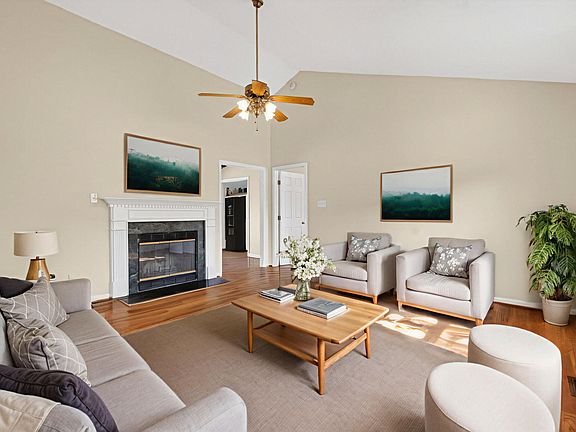 4th image of 100 Cherrylaurel Dr