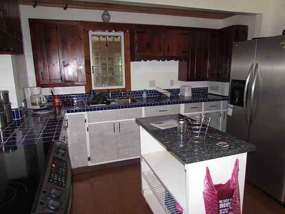 3rd image of 185 Mountaintop Ln