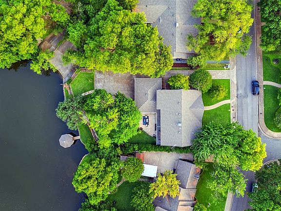 3rd image of 11946 Midlake Dr