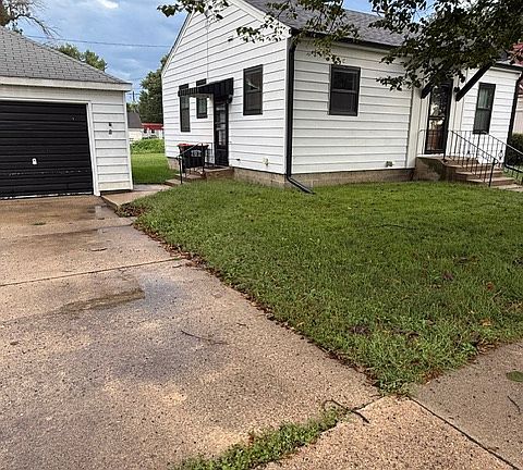 2nd image of 208 E Maple St