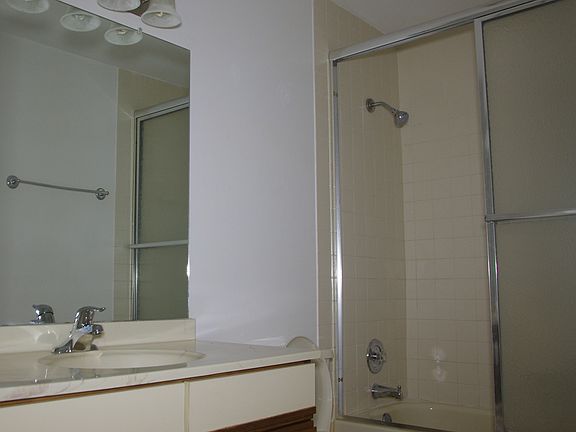 4th image of 21W581 North Ave APT 36