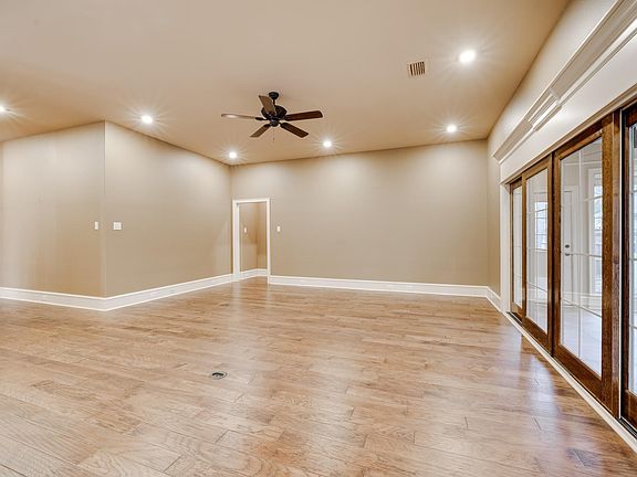 5th image of 945 Chapel Hill Dr
