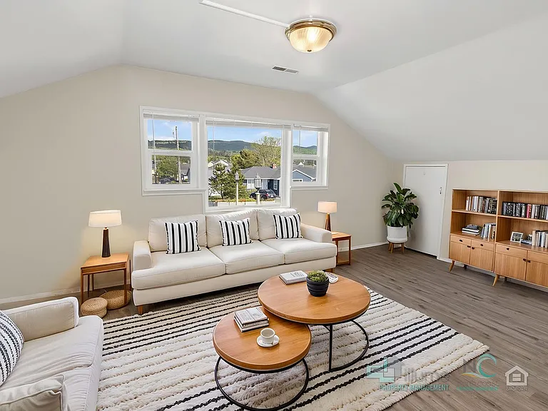 400 N Holladay Dr — Photo 1