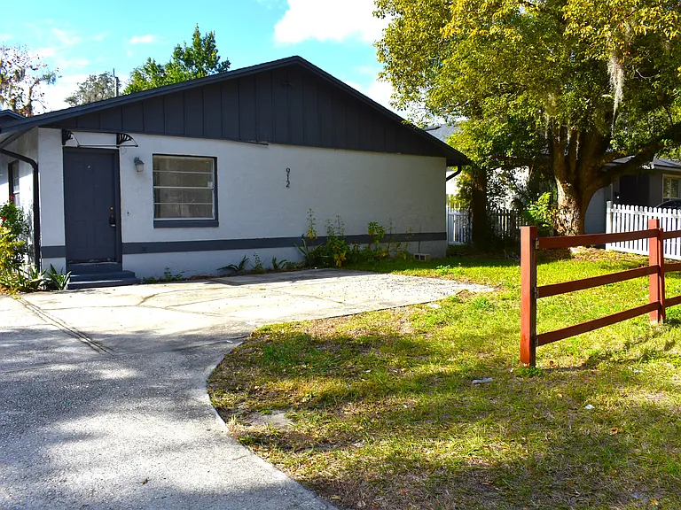 912 Pine Ave — Photo 1
