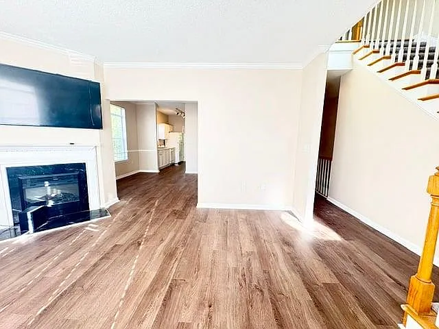 4 bed, 2.5 bath, 2300 sqft, $2,500 — Photo 2