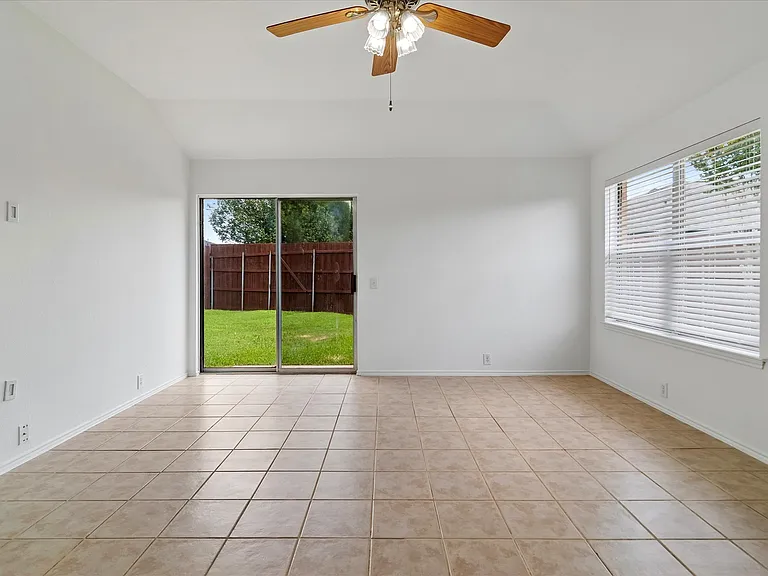3300 Creekwood Dr — Photo 22