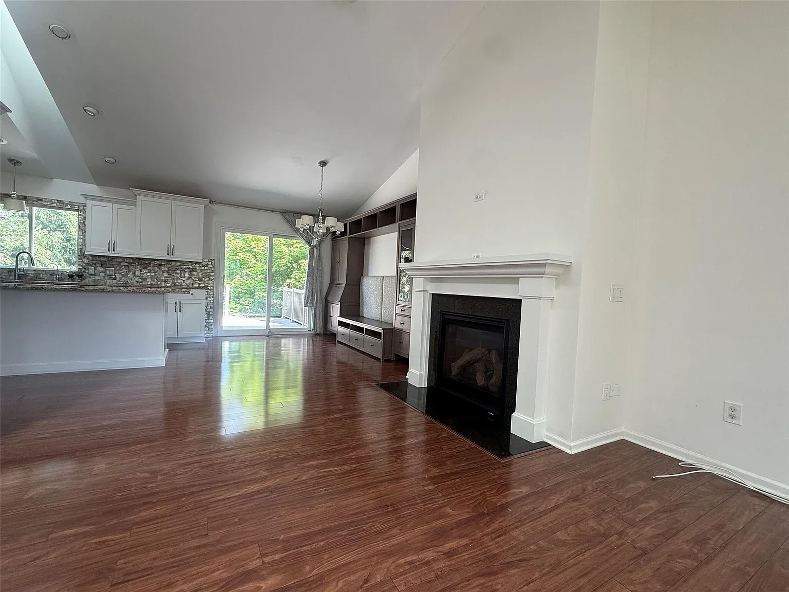 4 bed, 3.0 bath, 2400 sqft, $3,300 — Photo 4