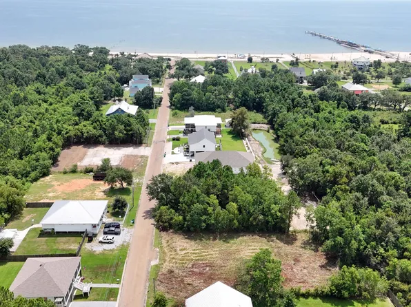 123 Lafitte Dr, Waveland, MS 39576