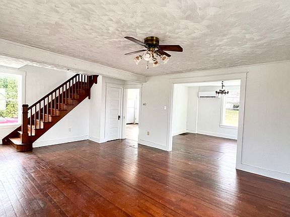 2nd image of 6 N Soudersburg Rd