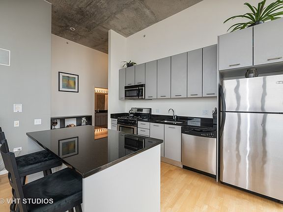2nd image of 659 W Randolph St APT 1813