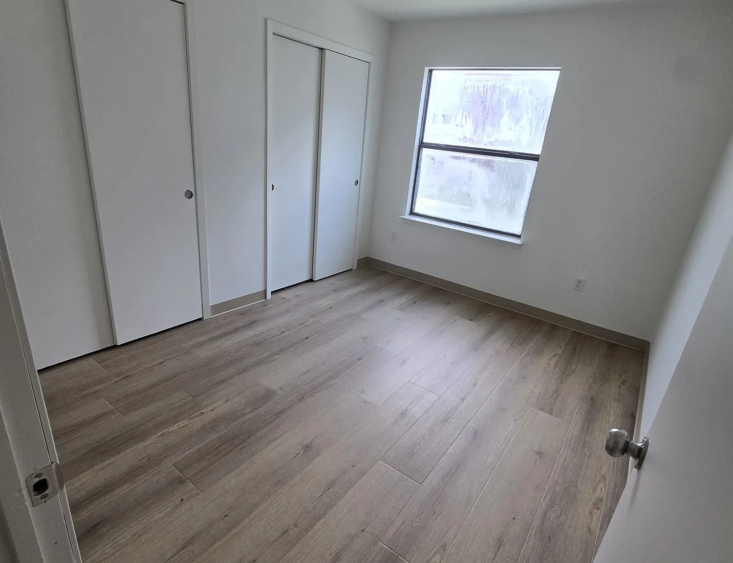 3 bed, 1.5 bath, $900 — Photo 2