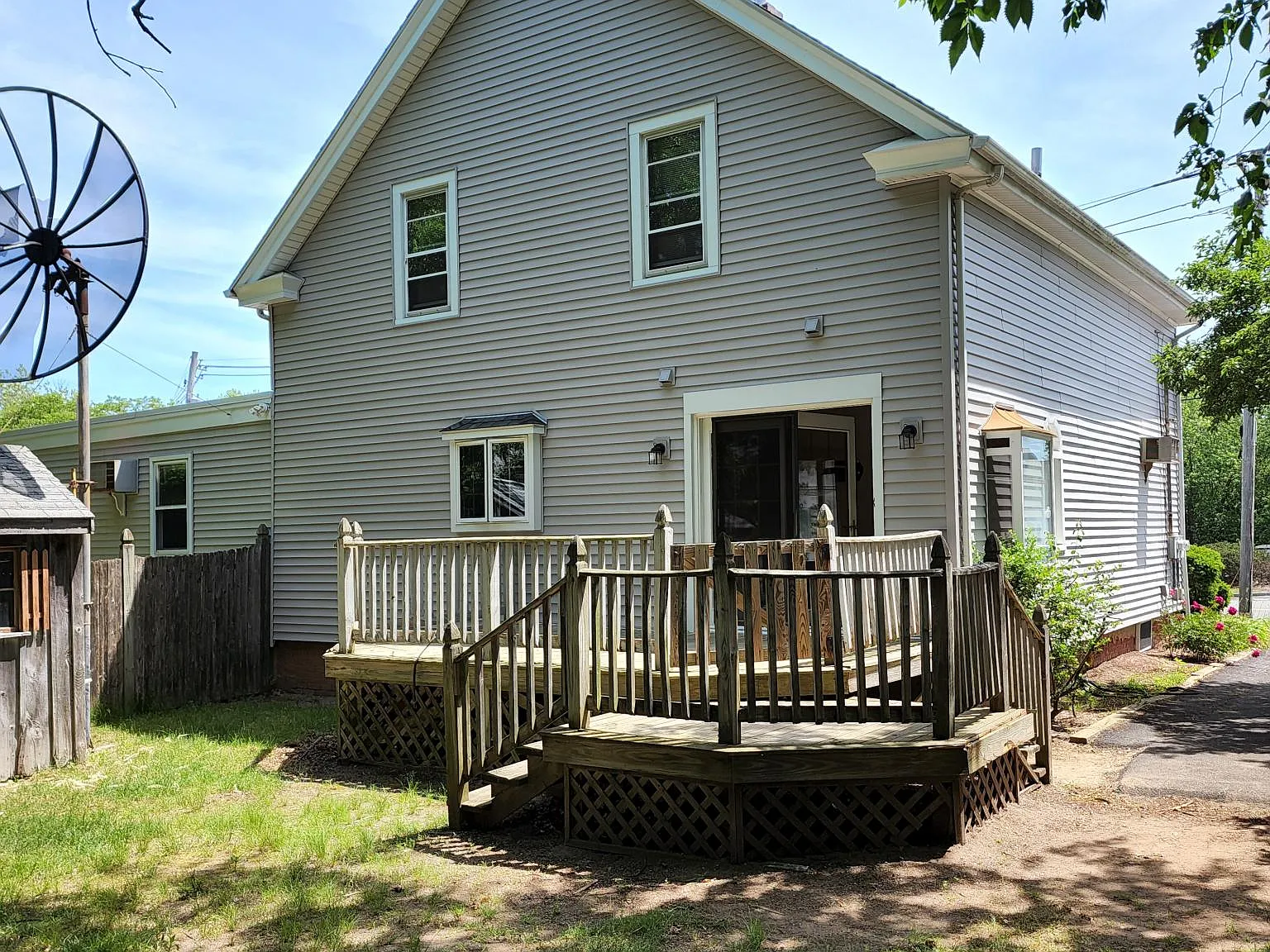 735 Newport Ave — Photo 2