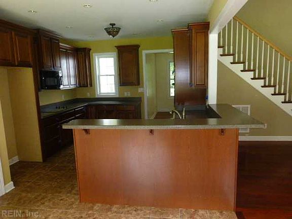 4th image of 1 Hilltop Ct