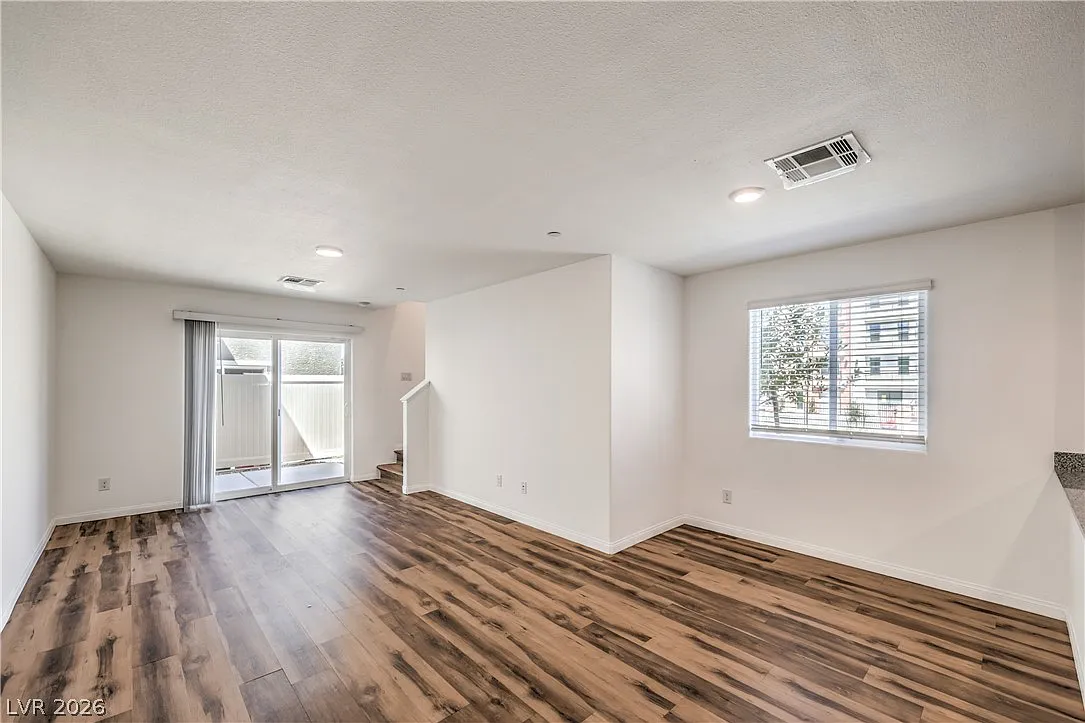 3 bed, 2.0 bath, 1384 sqft, $2,000 — Photo 4