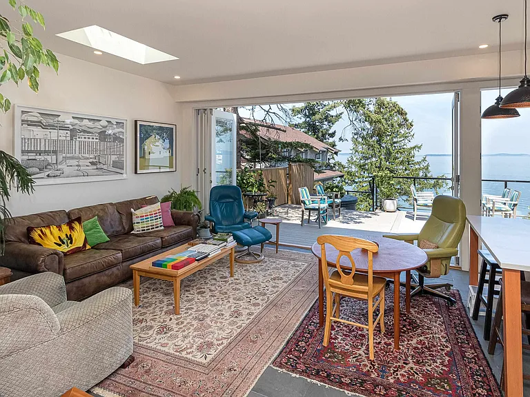 4901 Cordova Bay Rd — Photo 10