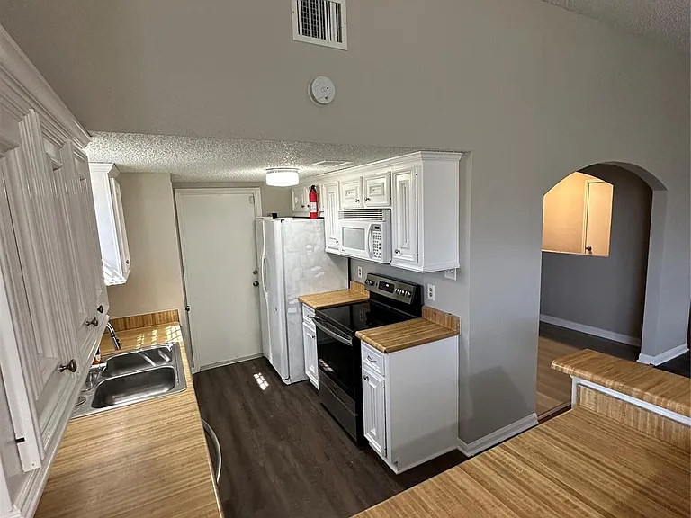 15935 Kenbrook Dr — Photo 13