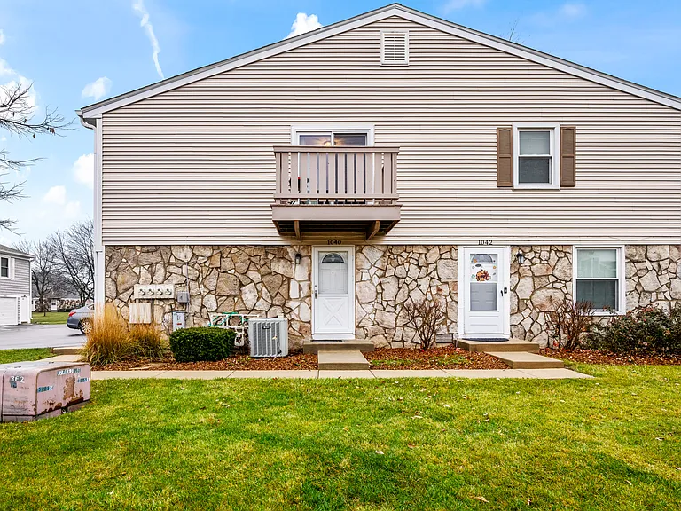 1040 Hampton Hbr — Photo 12