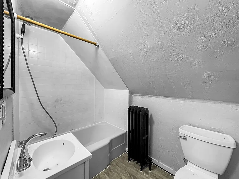 311 N 4th St #4 — Photo 8