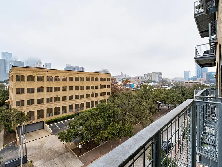 507 Sabine St #403 — Photo 10
