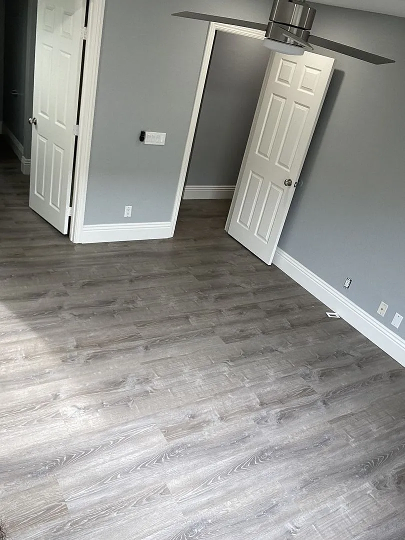 Luxury upstairs, AC/Heat, W/D, upgraded, new paint, New Floor — Photo 3
