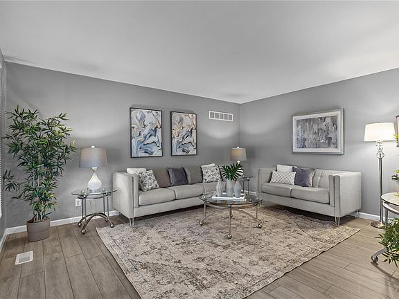 4th image of 628 Coach House Dr