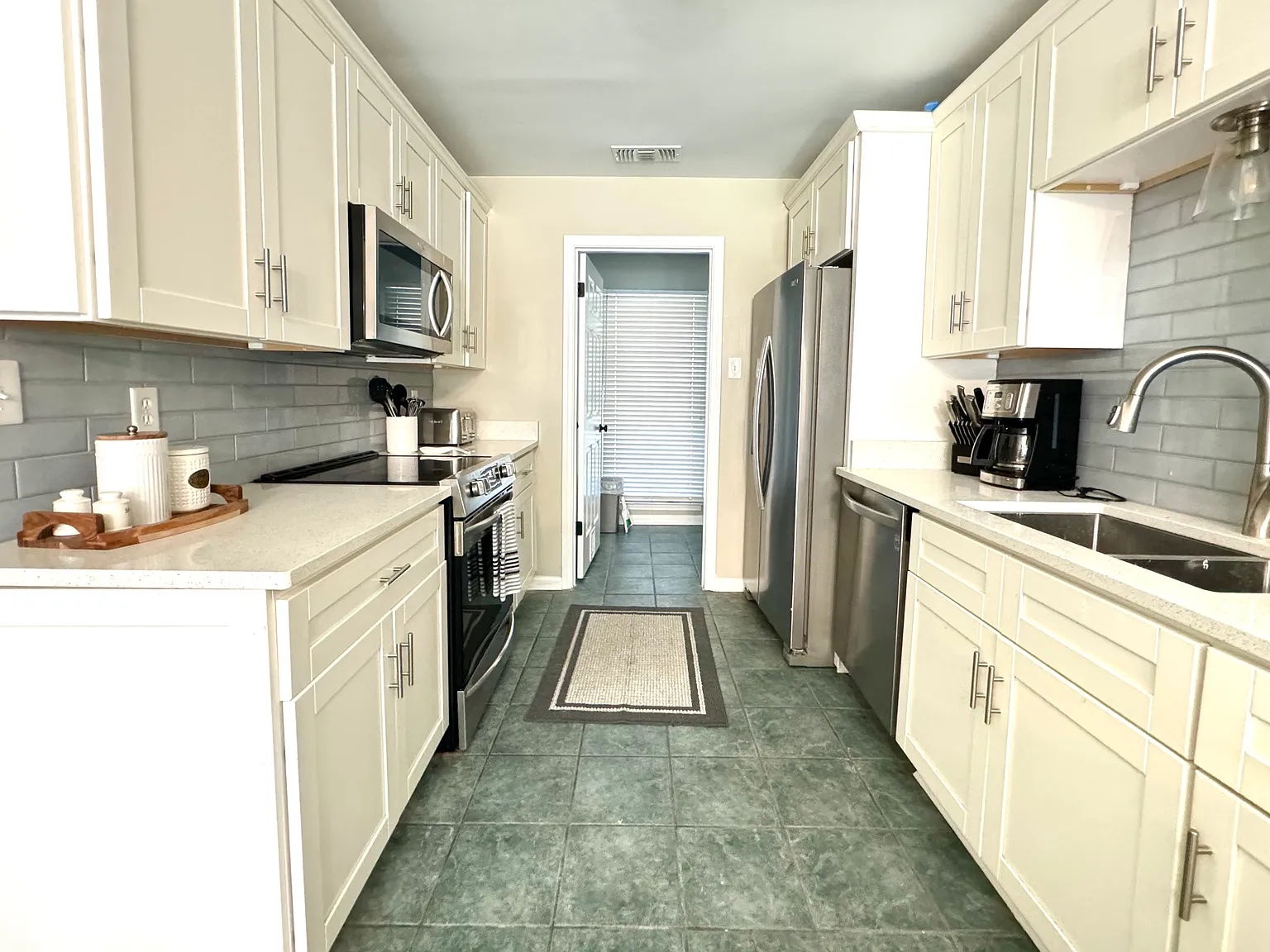 4 bed, 2564 sqft, $5,970 — Photo 3