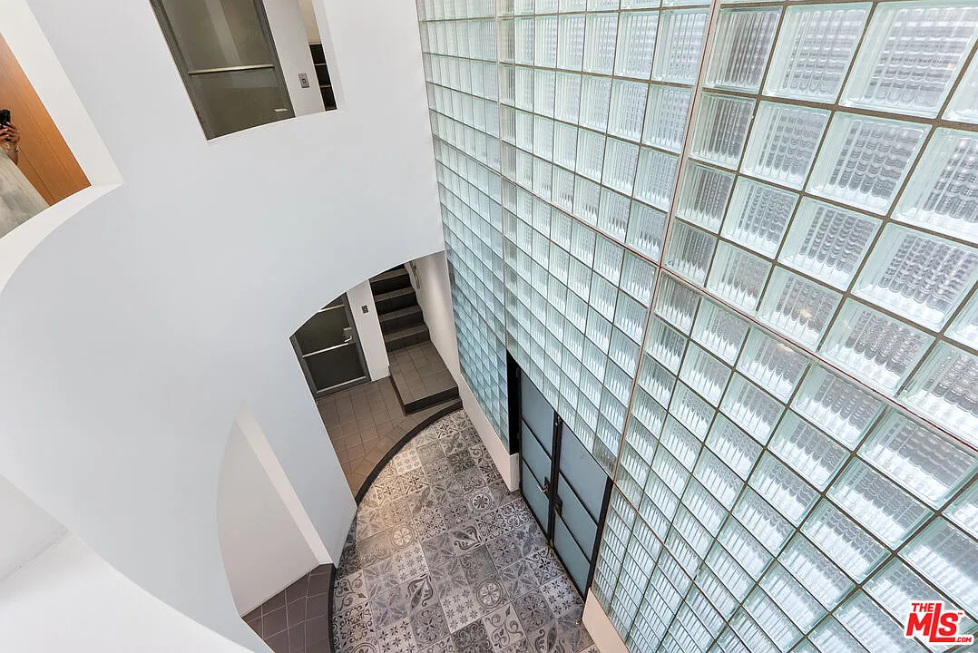3 bed, 4.0 bath, 4040 sqft, $14,500 — Photo 4
