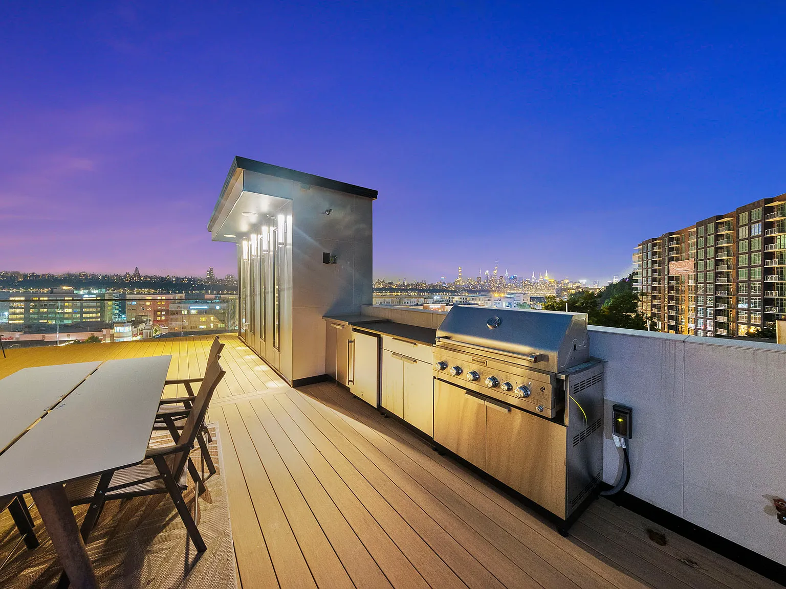 4 bed, 5.5 bath, 5000 sqft, $16,500 — Photo 4