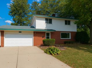 1244 La Cresta Dr, Freeport, IL 61032