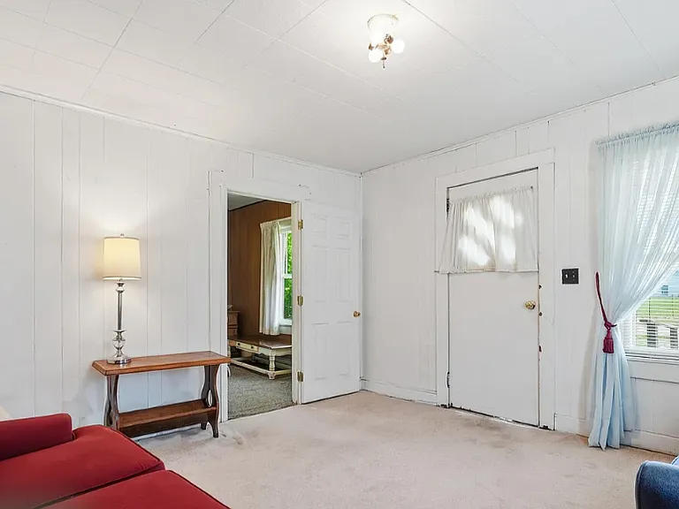 923 Elizabeth St — Photo 4