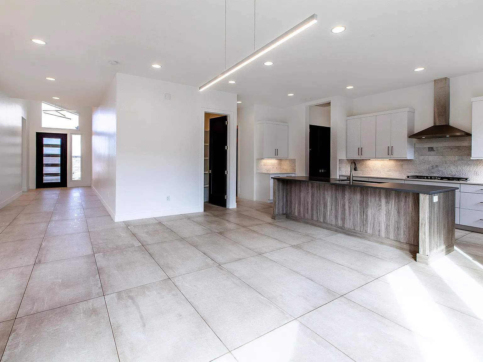 3 bed, 2.5 bath, 2199 sqft, $2,350 — Photo 2