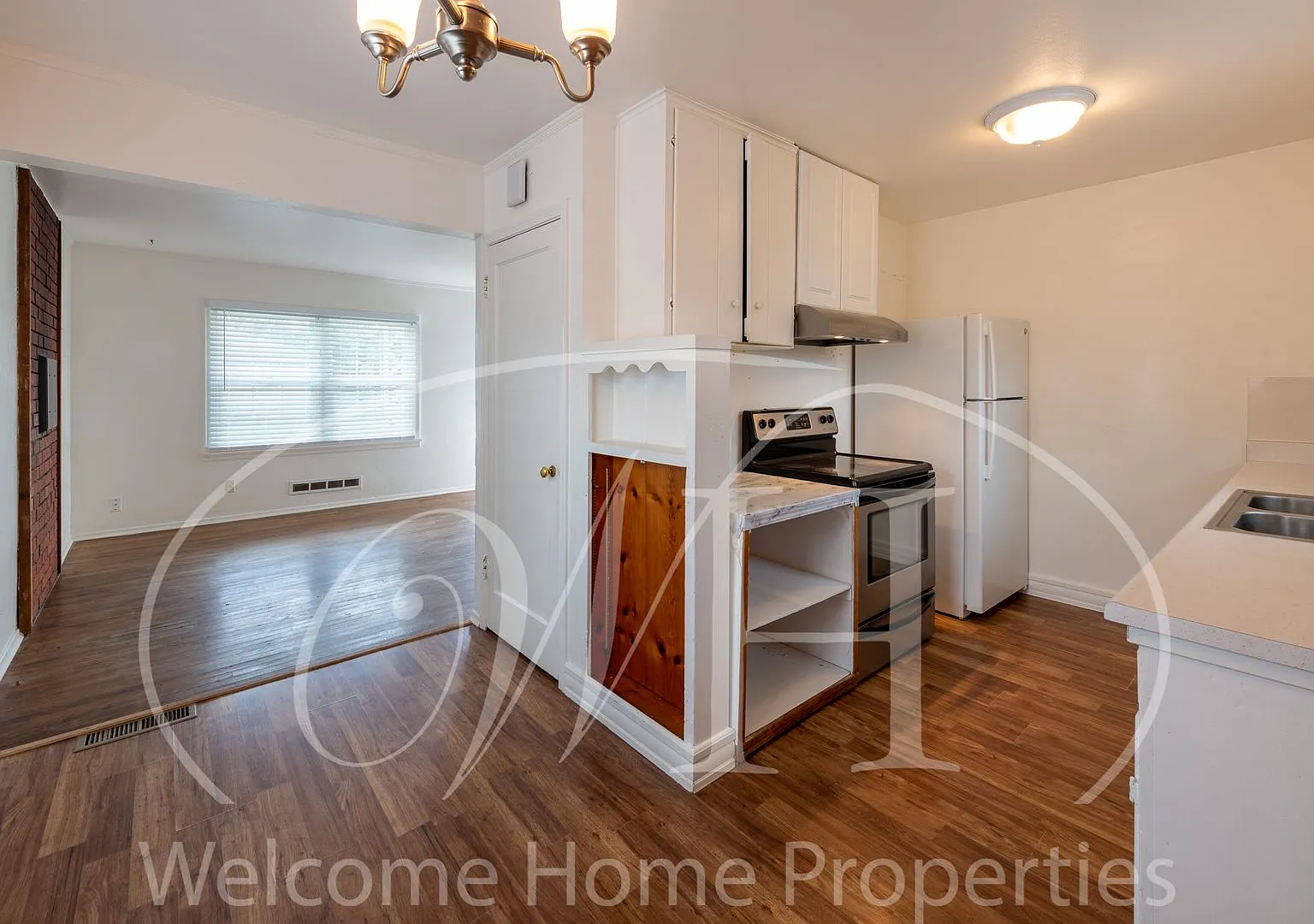 Great 3 Bedroom Home with Big Backyard — Photo 1
