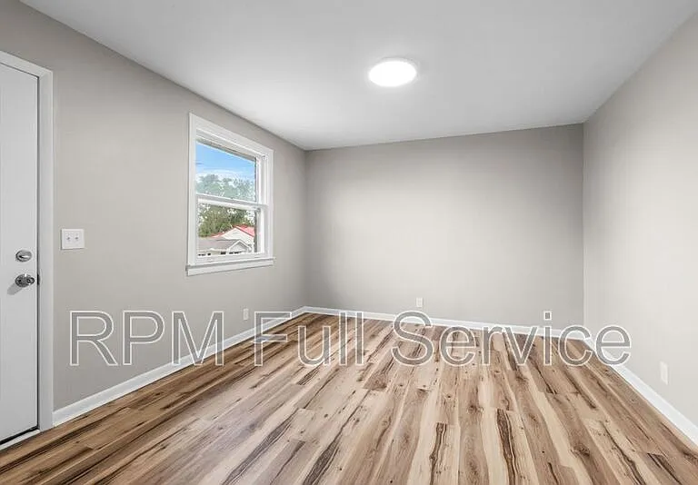 895 W Sharpe Ave #A — Photo 4