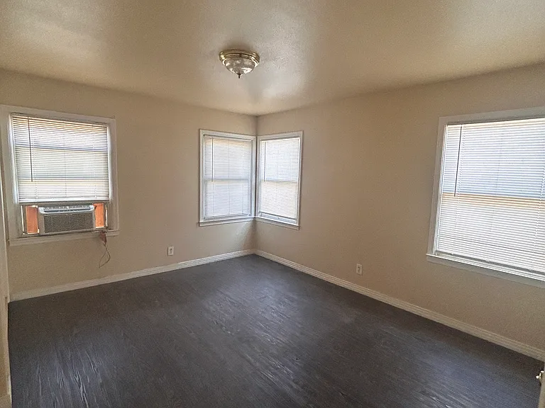 1920 N 11th Ave — Photo 10