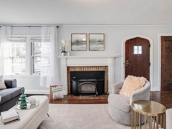 3rd image of 809 W Angela Blvd