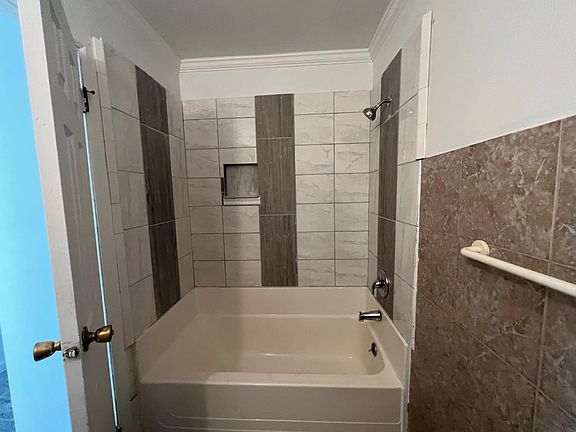 4th image of 1360 N Elmwood Dr