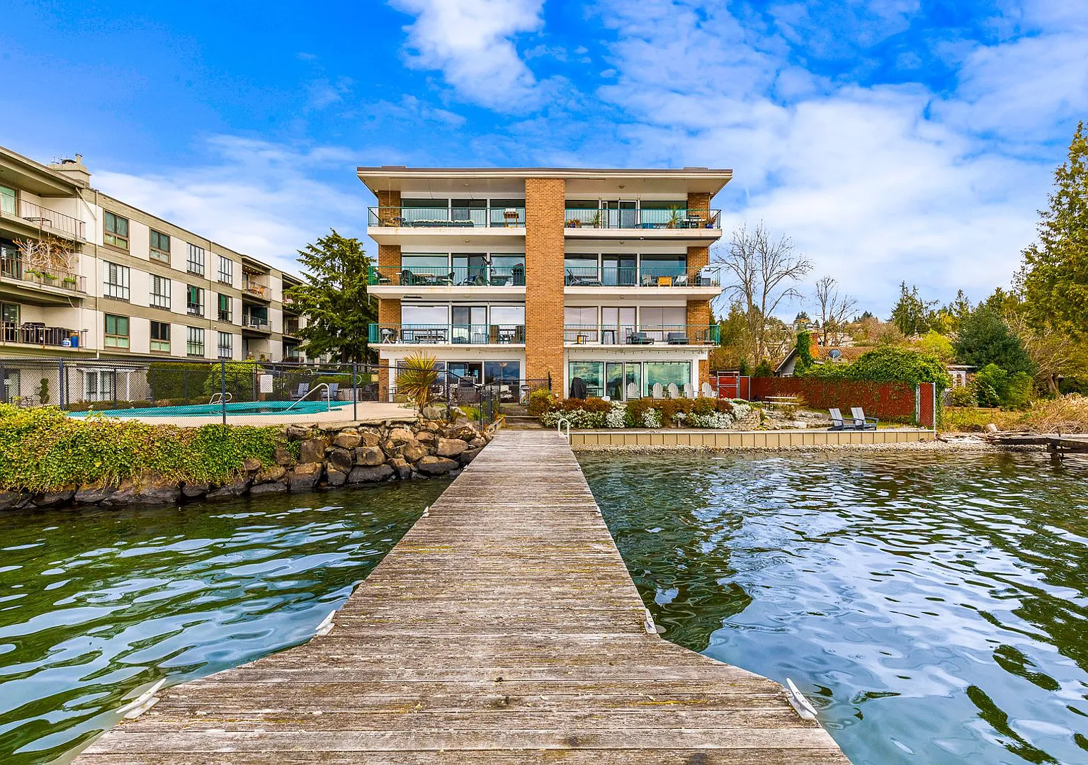Waterfront Serenity: 1 Bedroom 1 Bathroom Luxury Living with Dock Access — Photo 2