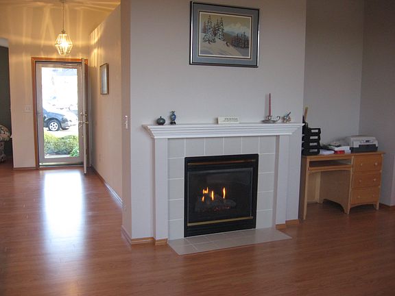 Cozy Gas Fireplace w/Mantle