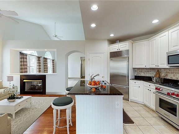 3rd image of 209 Stonebridge Ct