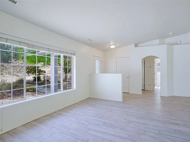 379 Badger Ct — Photo 6