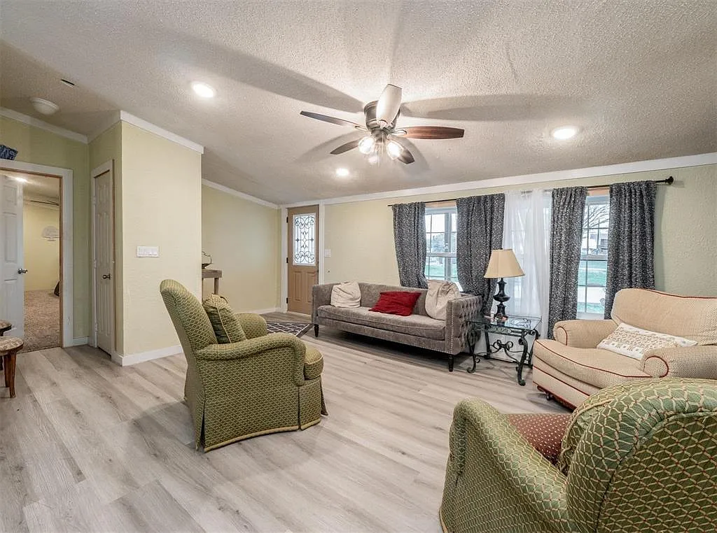 4 bed, 2.0 bath, 2105 sqft, $2,100 — Photo 4
