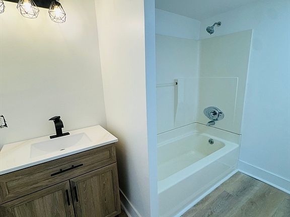 5th image of 44 Spring St