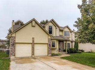 1216 SW Pacific Dr, Lees Summit, MO 64081