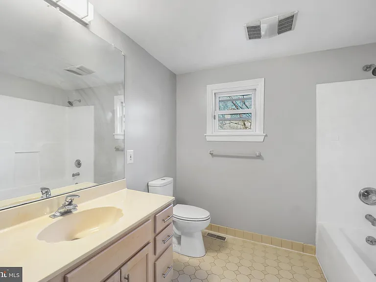 101 Railroad Blvd — Photo 17