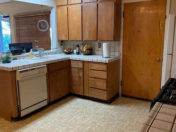 5th image of 1761 Menlo Ave