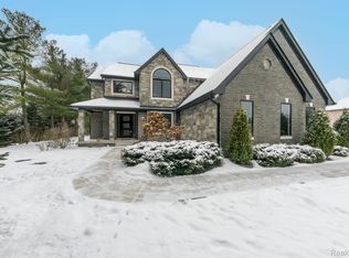 8484 Saddlewood Dr, Brighton, MI 48116