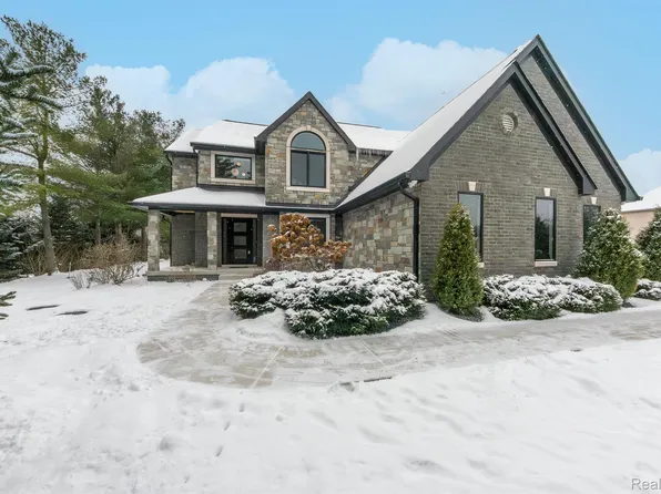 8484 Saddlewood Dr, Brighton, MI 48116