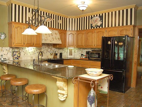 4th image of 301 Foxchase Dr