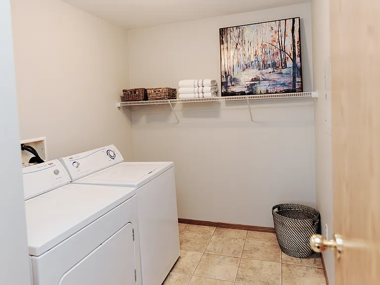 182 Keystone Cres — Photo 8